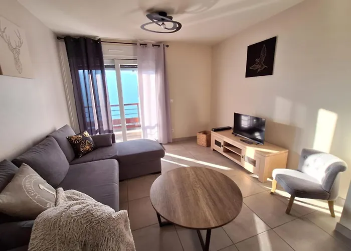 3-Rooms Apartment In Front Of Snow